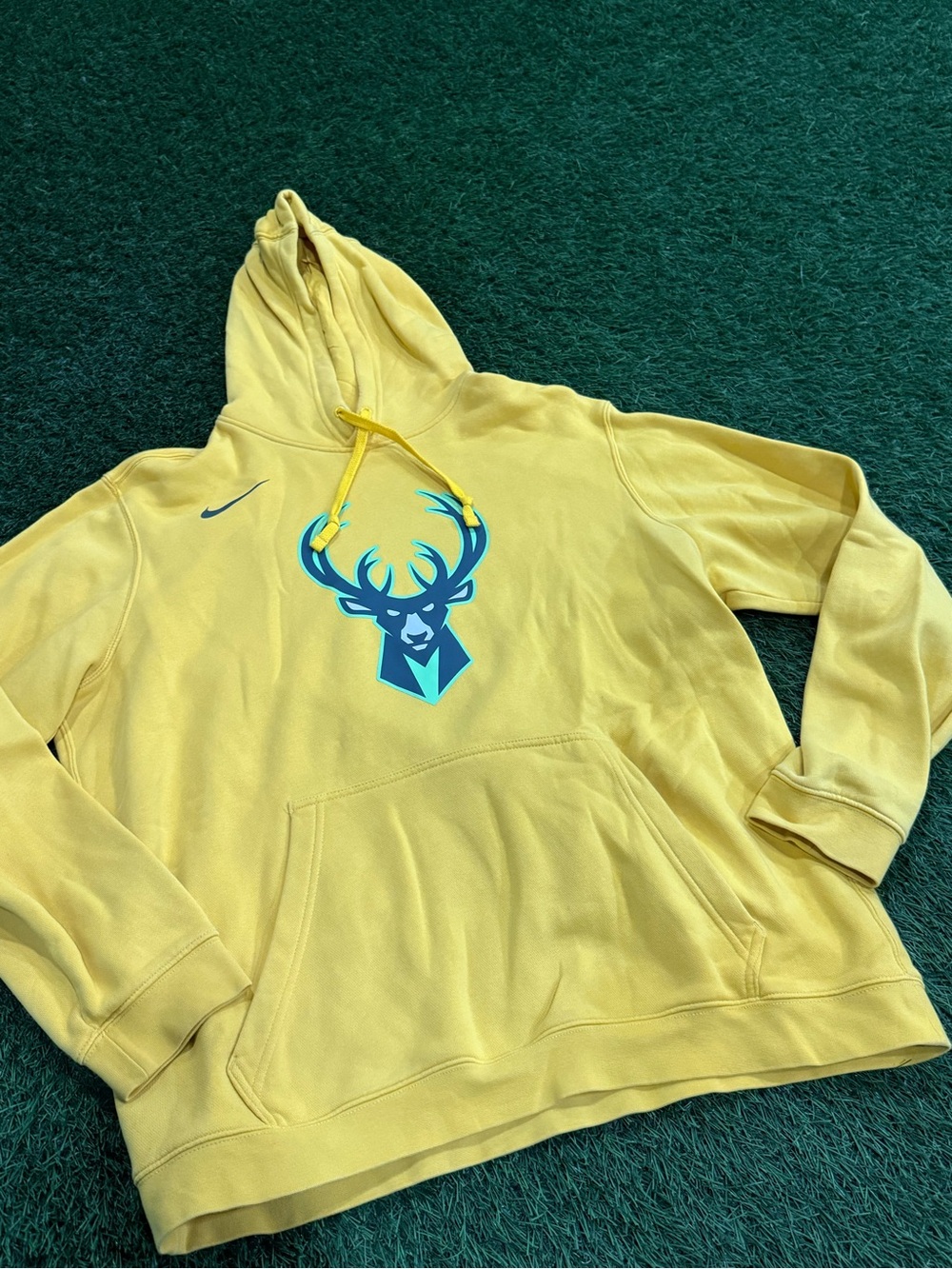 Nike NBA Milwaukee Bucks Hooded Sweatshirt
